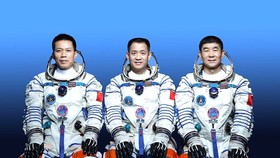 Trung Quốc phóng tàu vũ trụ Thần Châu 12, đưa 3 phi hành gia lên trạm không gian mới tên Thiên Cung