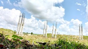 Bên trong khu đất 43ha có nhiều trụ bê tông đang thi công dở dang