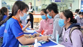 Thí sinh nộp hồ sơ xét tuyển bằng học bạ THPT năm 2021 tại Trường ĐH Nguyễn Tất Thành