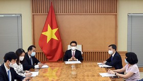Phó Thủ tướng Vũ Đức Đam họp trực tuyến với TS Takeshi Kasai, Giám đốc Tổ chức Y tế thế giới khu vực Tây Thái Bình Dương. Ảnh: VGP