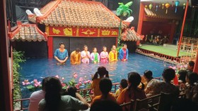 Các diễn viên múa rối nước chào khán giả (ảnh chụp trước thời điểm dịch Covid-19 bùng phát)