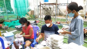 Bếp dã chiến chuẩn bị những phần cơm gửi tặng y bác sĩ, tình nguyện viên
