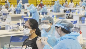 Người dân tiêm vaccine ngừa Covid-19 tại quận 11, TPHCM, ngày 27-6-2021. Ảnh: CAO THĂNG