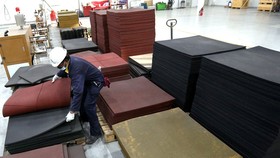 Gạch lát nền cao su làm từ lốp xe phế liệu