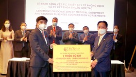 Ông Đỗ Quang Hiển, Chủ tịch HĐQT kiêm Tổng Giám đốc Tập đoàn T&T Group (bên phải) trao tặng 1 triệu bộ kit xét nghiệm Realtime RT-PCR nhằm phục vụ cho công tác phòng, chống dịch Covid-19 tại Việt Nam.