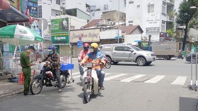 Kiểm tra giấy tờ tại chốt kiểm soát Phan Bội Châu - Bạch Đằng, quận Bình Thạnh ngày 15-9. Ảnh: MINH NGHĨA