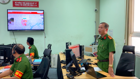 Thượng tá Nguyễn Mạnh Trưởng, Phó trưởng Phòng PC07, Công an TPHCM giới thiệu những phần mềm ứng dụng đơn vị đang thực hiện. Ảnh: CHÍ THẠCH