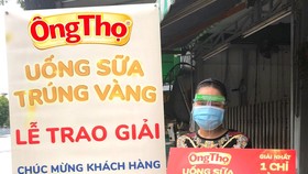 Khách hàng nhận giải thưởng khi mua sữa Ông Thọ