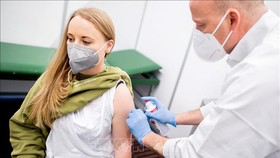 EU hy vọng những người tiêm vaccine AstraZeneca có thể vào Mỹ
