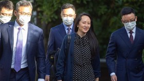 Bà Mạnh Vãn Chu (giữa) rời nhà riêng để tới dự một phiên xử trực tuyến ở Vancouver, Canada ngày 24-9. Ảnh: Reuters