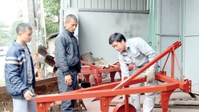 Sau khi chế tạo robot gieo hạt, nông dân Phạm Văn Hát tiếp tục nghiên cứu loại máy cày 3 lưỡi để giúp nông dân