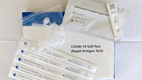Một bộ xét nghiệm nhanh kháng nguyên Covid-19