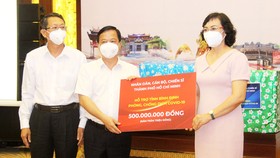 Phó Chủ tịch UBND TPHCM Phan Thị Thắng trao số tiền hỗ trợ tỉnh Bình Định phòng chống dịch Covid-19