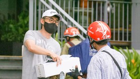 Người dân đặt mua thuốc trên mạng và được giao tận nơi. Ảnh: HOÀNG HÙNG