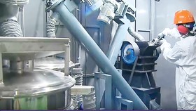 Các nhà khoa học lấy đá bazan, cho vào máy nghiền thành bột, tạo ra loại “đất nhân bản” giống với lớp đất trên bề mặt Mặt trăng, sau đó lấy “đất nhân bản” này để phát triển công nghệ sản xuất gạch