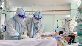 Y, bác sĩ Bệnh viện phụ sản Hùng Vương chăm sóc sức khỏe cho bệnh nhân Covid-19. Ảnh: Hoàng Hùng