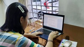 Trong mùa dịch bệnh, học sinh rất cần được thầy, cô đồng hành và hỗ trợ tâm lý. Ảnh: HOÀNG HÙNG