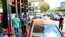 Xếp hàng dài chờ đổ xăng ở Lebanon