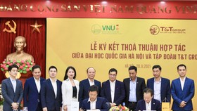 Chủ tịch HĐQT kiêm Tổng Giám đốc T&T Group Đỗ Quang Hiển và GS.TS Lê Quân, Giám đốc ĐHQHN ký kết Thỏa thuận hợp tác chiến lược