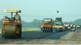 Trải thảm nhựa cao tốc Trung Lương - Mỹ Thuận đoạn qua huyện Cai Lậy, Tiền Giang