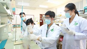 Sinh viên ngành Công nghệ sinh học Trường ĐH Quốc tế (ĐH Quốc gia TPHCM) thực hành tại phòng thí nghiệm