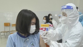 Tiêm vaccine Covid-19 cho học sinh ở TPHCM. Ảnh: CAO THĂNG