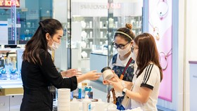 Làn sóng “mua sắm trả thù”: cơ hội hồi sinh thị trường bán lẻ