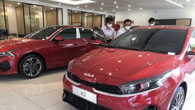 Khách hàng xem xe tại cửa hàng sáng 4-12