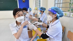 Tiêm vaccine cho học sinh Trường THCS Lê Ngọc Hân, quận Hai Bà Trưng, Hà Nội. Ảnh: VIẾT CHUNG