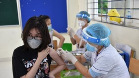 Hiện ngành y tế đang triển khai tiêm mũi 1, mũi 2 cho trẻ em từ 12 đến 18 tuổi. Ảnh: VIẾT CHUNG