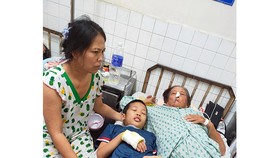 Mẹ, vợ và con anh Nhân cùng điều trị tại Bệnh viện Ung bướu TPHCM