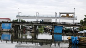 Nhiều cống thủy lợi ở bán đảo Cà Mau có khẩu độ nhỏ nên ghe tàu, sà lan không thể qua lại