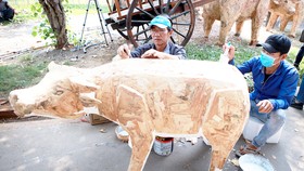 Nghệ nhân đang hoàn thiện các linh vật cho Đường hoa Tết Tân Sửu 2021. Ảnh: DŨNG PHƯƠNG