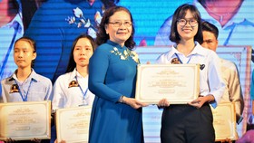 Các tân thủ khoa Trường ĐH Lạc Hồng nhận học bổng