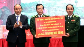 Thủ tướng tặng quà cho Bộ đội biên phòng. Ảnh: VGP