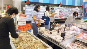 Người tiêu dùng chọn mua hàng hóa tại một siêu thị ở TPHCM. Ảnh: CAO THĂNG
