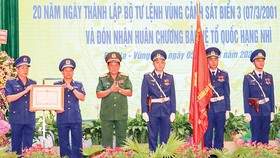 Thượng tướng Võ Minh Lương, Thứ trưởng Bộ Quốc phòng trao Huân chương Bảo vệ Tổ quốc hạng nhì cho Bộ Tư lệnh Vùng Cảnh sát biển 3. Ảnh: TTXVN