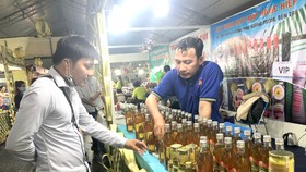Sản phẩm OCOP của tỉnh Bến Tre tham gia hội chợ xúc tiến thương mại. Ảnh: THANH HẢI