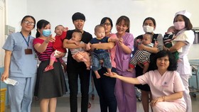 Các bé bị bỏ lại Khoa Bệnh lý sơ sinh BV Nhân dân Gia Định trong tình thương của các điều dưỡng, bác sĩ