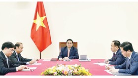 Thủ tướng Phạm Minh Chính điện đàm với Thủ tướng Singapore Lý Hiển Long. Ảnh: QUANG PHÚC