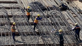Làm cột thép xây dựng một công trình cao ốc tại quận 7, TPHCM. Ảnh: CAO THĂNG