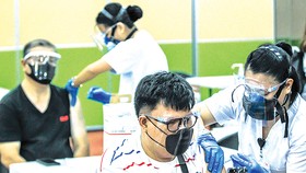 Tiêm vaccine Covid-19 cho người dân tại Manila, Philippines, ngày 12-5. Ảnh: THX