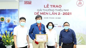 Nhà văn Bình Ca nhận giải Khát vọng Dế Mèn tại giải thưởng Dế Mèn lần 2