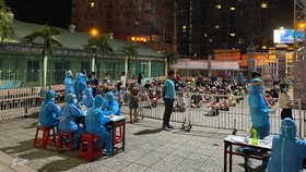 Các nghệ sĩ tham gia hướng dẫn lấy mẫu tại khu dân cư. Ảnh: MC Quốc Bình
