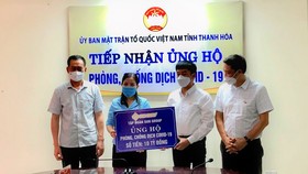 Đại diện Tập đoàn Sun Group trao tặng 10 tỷ đồng ủng hộ Thanh Hóa phòng, chống dịch Covid-19