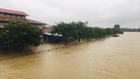 Lũ trên sông Trà Bồng qua xã Bình Dương, huyện Bình Sơn, tỉnh Quảng Ngãi, ngày 23-10-2021. Ảnh: NGUYỄN TRANG