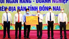 Đại diện Tập đoàn T&T Group và Ngân hàng SHB trao tặng Quỹ phòng, chống dịch Covid-19 tỉnh Đồng Nai 10 tỷ đồng