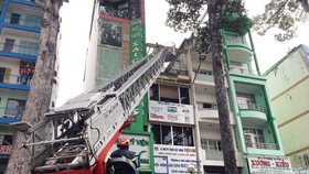 Cảnh sát dùng xe thang cứu 2 nạn nhân tại vụ cháy trên đường Trần Hưng Đạo (phường 2, quận 5) trưa 11-11