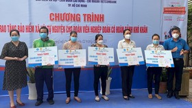 Tặng sổ BHXH tự nguyện cho đoàn viên khó khăn
