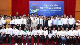 Trao 56 suất học bổng Nguyễn Văn Hưởng cho sinh viên ngành y